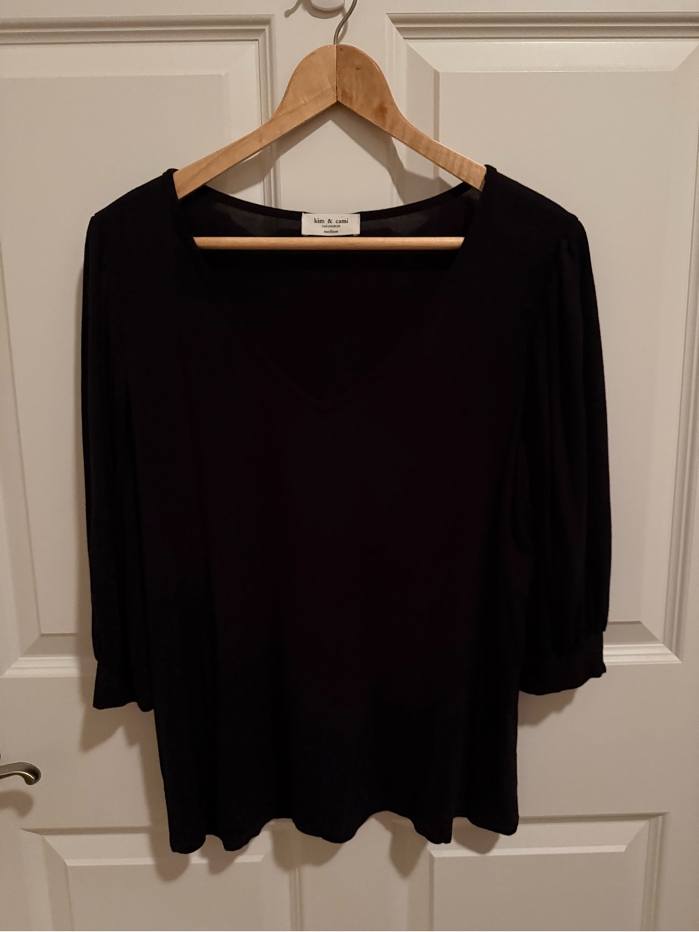 Kim & Cami Women’s Medium Black V-neck Top Shirt 3/4 Sleeve Stretch EUC Designer